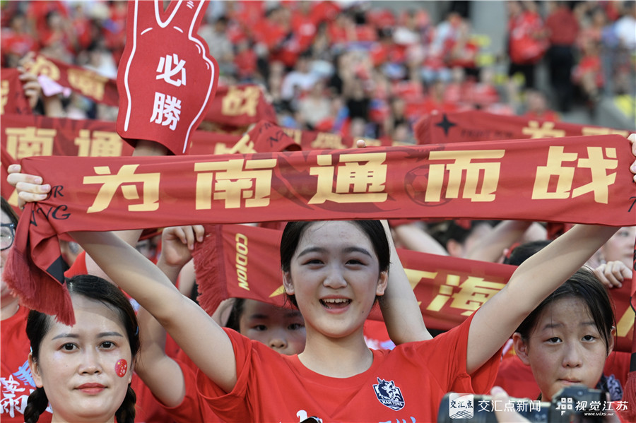 挑战榜首!球队奋力冲刺胜利 挑战榜首!球队奋力冲刺胜利
