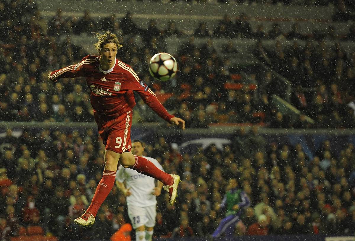 欧洲职业球员逐鹿赛场，尽展拼搏精神