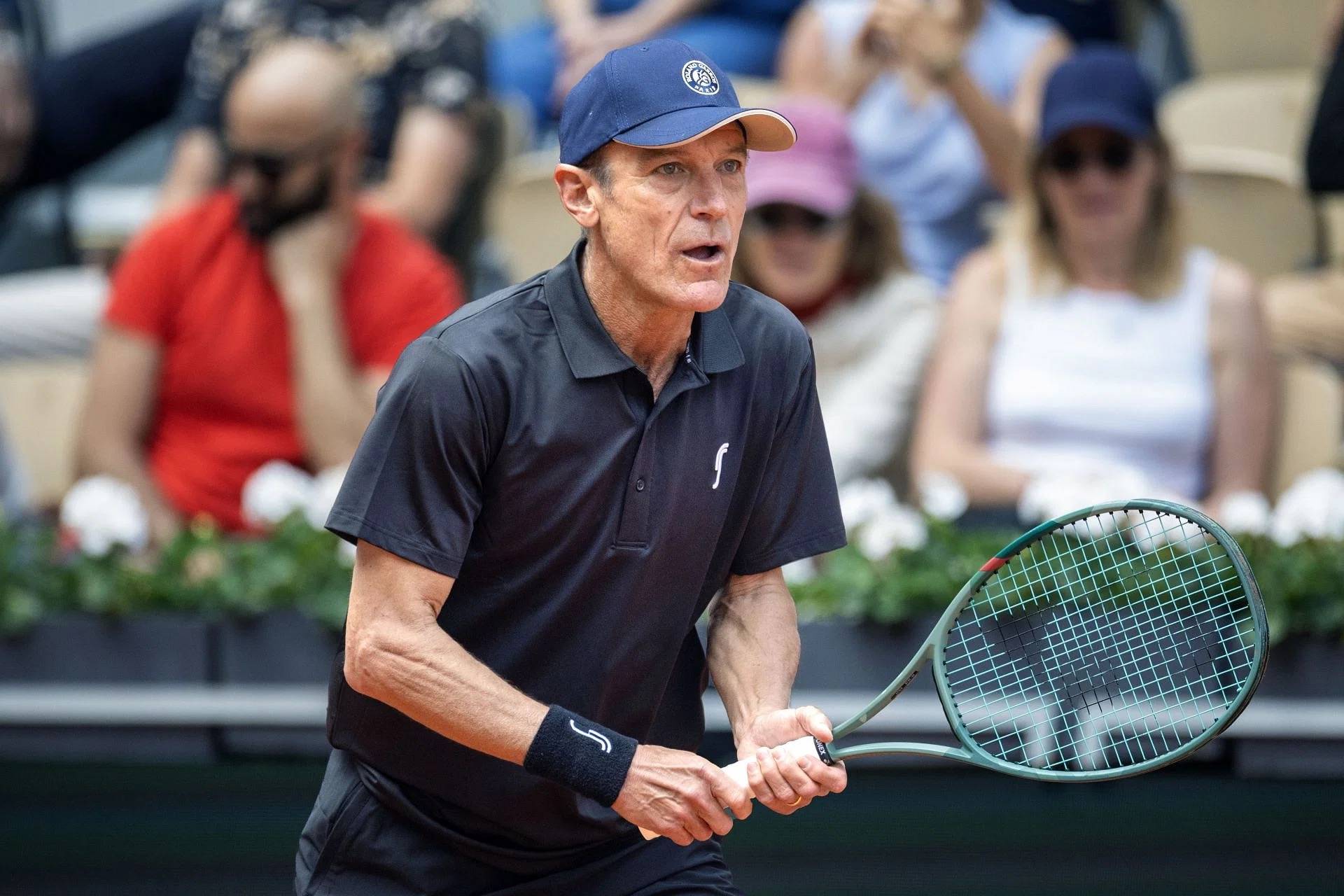 西班牙网球队险胜德国网球队，费德勒一己之力扛起全队的简单介绍