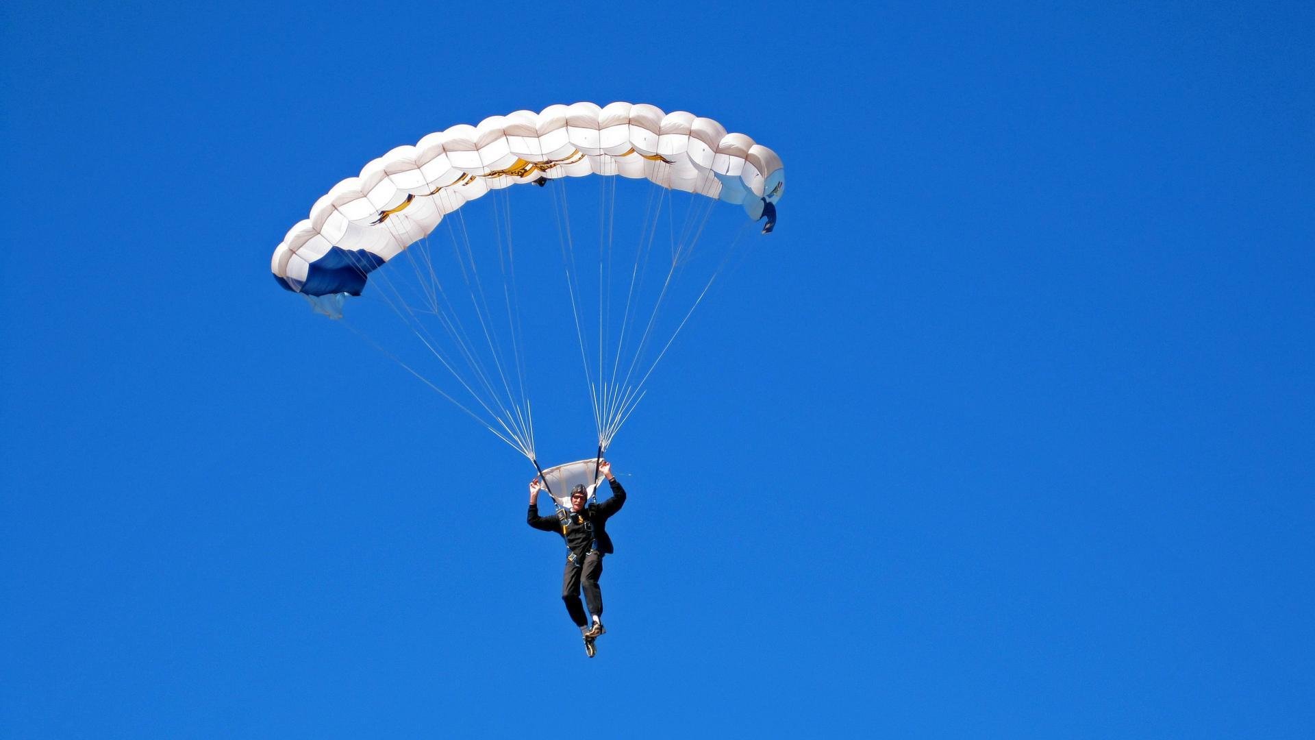 安赛龙统治全场，德国队横扫日本队，羽坛新格局与足球精神的跨界交响